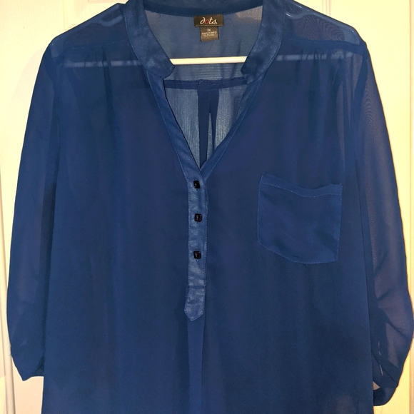 3/$30 Gorgeous Blue Dots 1X Sheer Tunic with Pocket - Picture 2 of 3